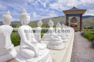 Bersantailah di Taman Seribu Buddha